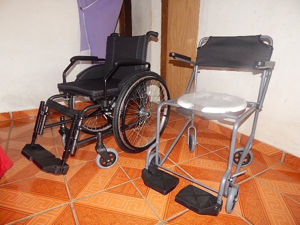 Social entrega cadeiras de rodas em Lagoinha - Imagem 1