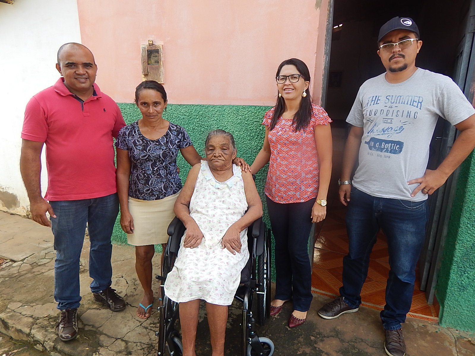 Social entrega cadeiras de rodas em Lagoinha