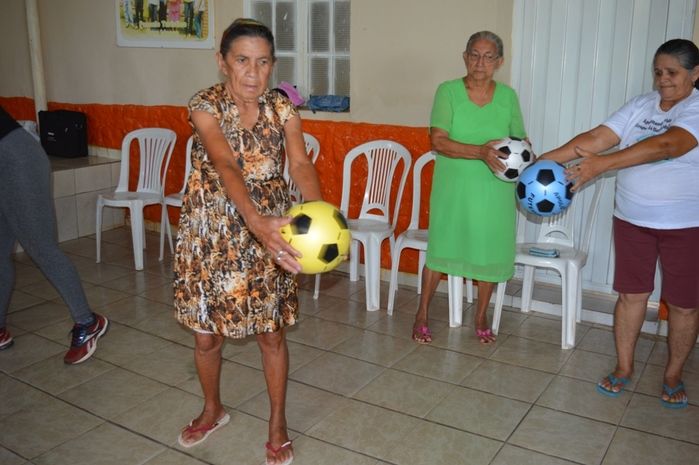 Trabalho apresentado pela Assistente Social que estagiou no Cras apresentando o Projeto de Intervenção  - Imagem 43