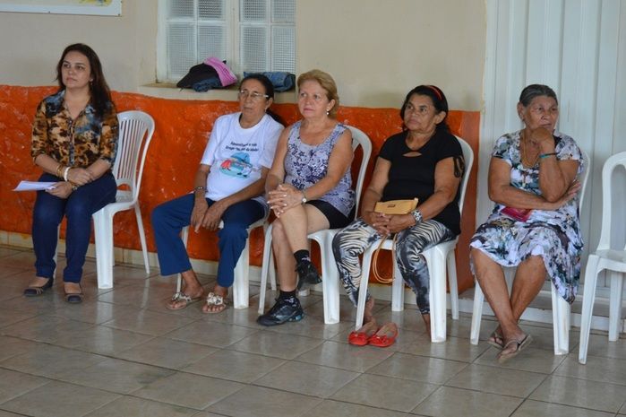 Trabalho apresentado pela Assistente Social que estagiou no Cras apresentando o Projeto de Intervenção  - Imagem 6