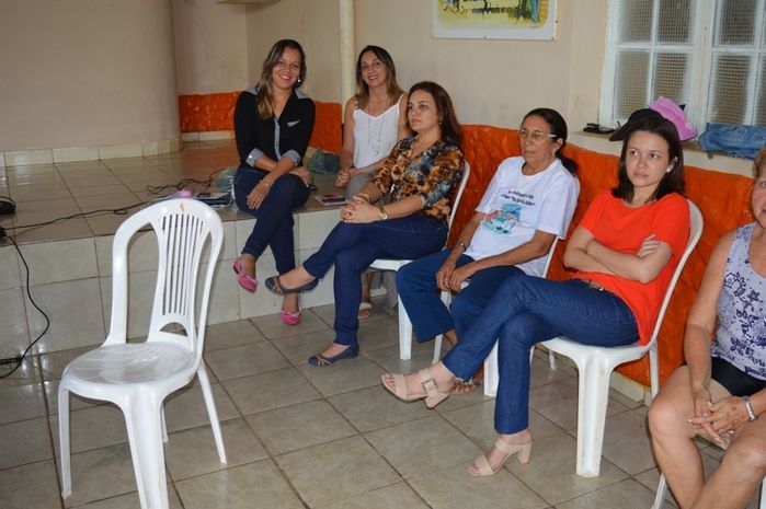 Trabalho apresentado pela Assistente Social que estagiou no Cras apresentando o Projeto de Intervenção  - Imagem 24