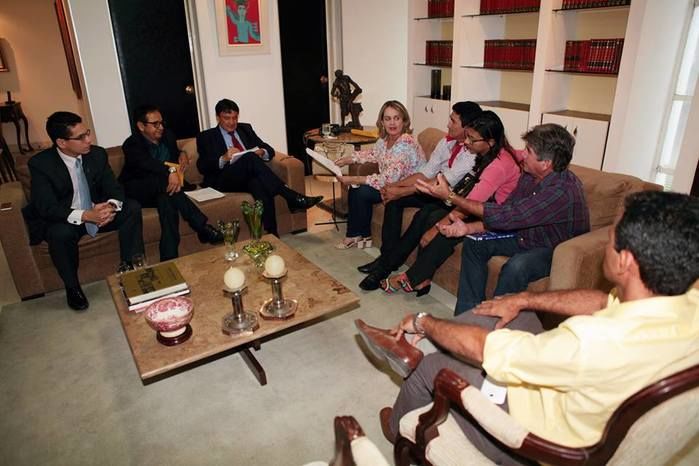 A prefeita de Cajueiro da Praia, Vânia Ribeiro esteve em audiência com o governador Wellington Dias - Imagem 3