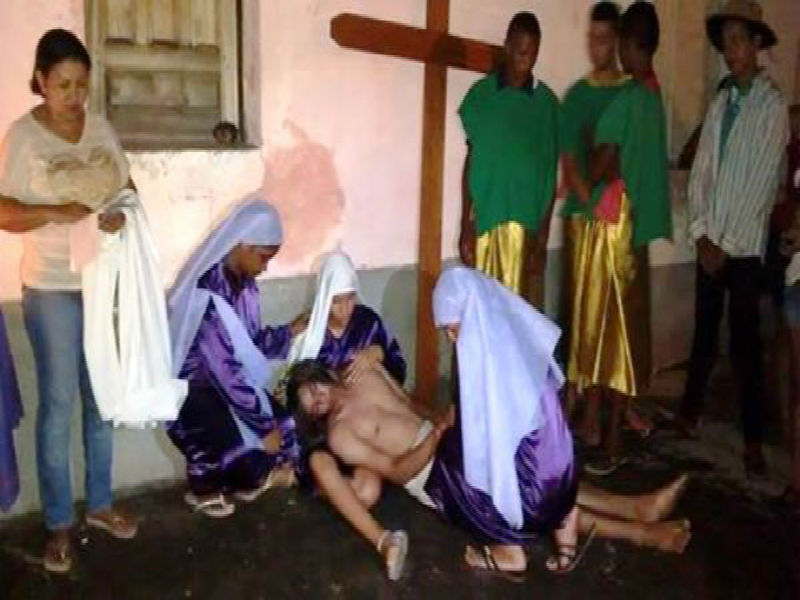 Fiéis da paróquia Santo Inácio de Loyola participaram da ultima Via- Sacra antes do domingo de Ramos