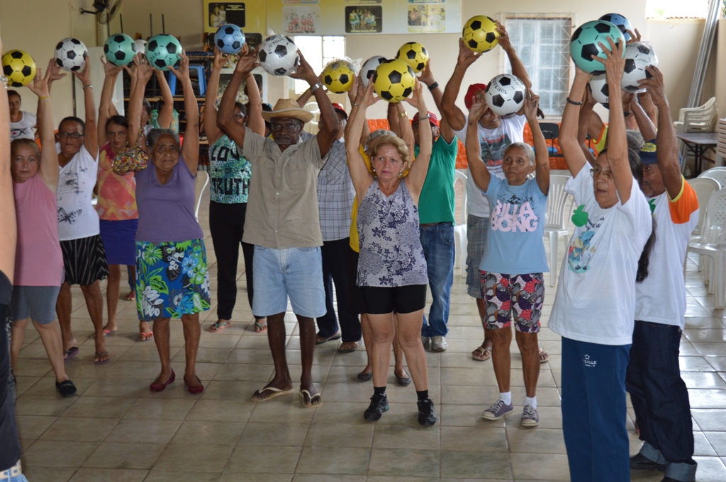 Trabalho apresentado pela Assistente Social que estagiou no Cras apresentando o Projeto de Intervenção 