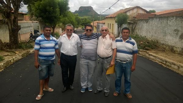 Prefeito Luiz Neto visita obras de pavimentação no centro de Amarante - Imagem 5