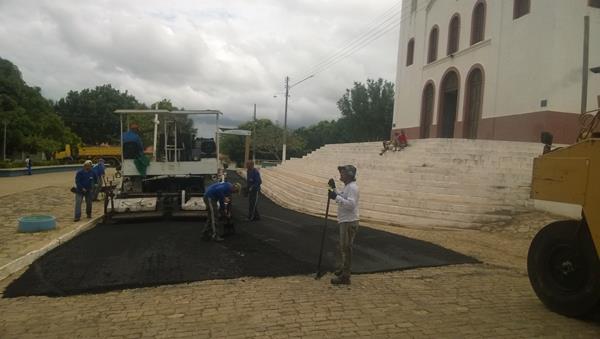 Prefeito Luiz Neto visita obras de pavimentação no centro de Amarante - Imagem 12