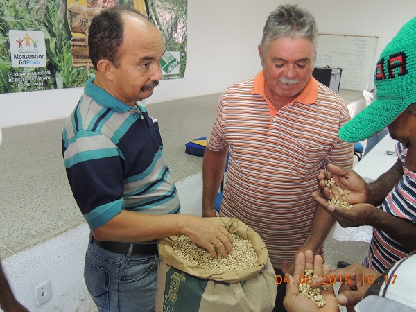 Agricultores familiares de Monsenhor Gil recebem sementes de milho e feijão - Imagem 10