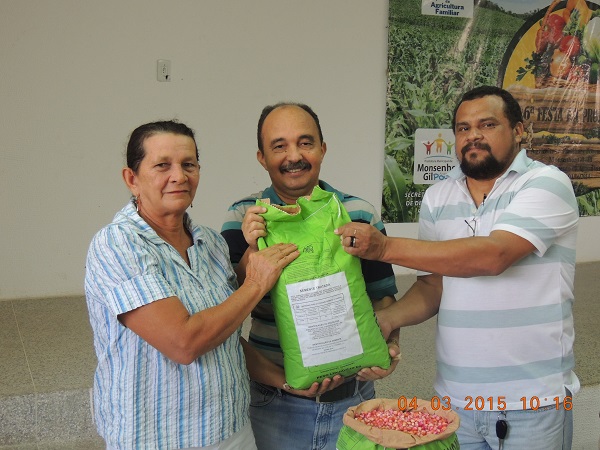Agricultores familiares de Monsenhor Gil recebem sementes de milho e feijão - Imagem 7