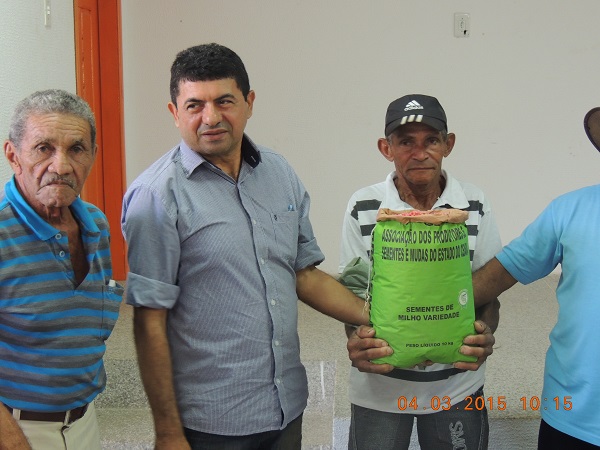 Agricultores familiares de Monsenhor Gil recebem sementes de milho e feijão - Imagem 8