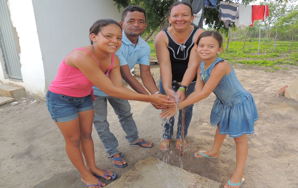 Município leva água potável às famílias do sertão