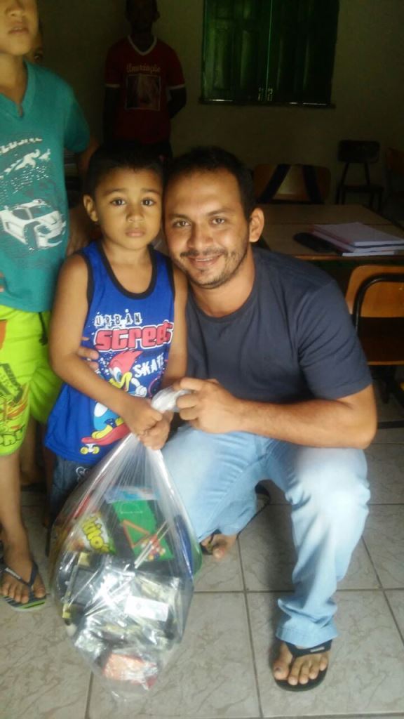 Prefeito Zé Resende entrega presente para crianças, nas escolas do município. - Imagem 2