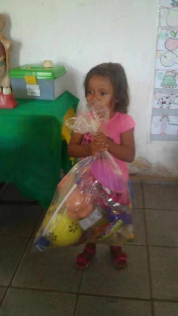 Prefeito Zé Resende entrega presente para crianças, nas escolas do município. - Imagem 9