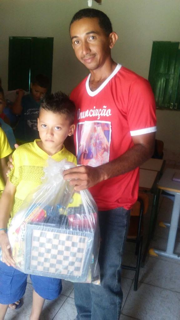 Prefeito Zé Resende entrega presente para crianças, nas escolas do município. - Imagem 4