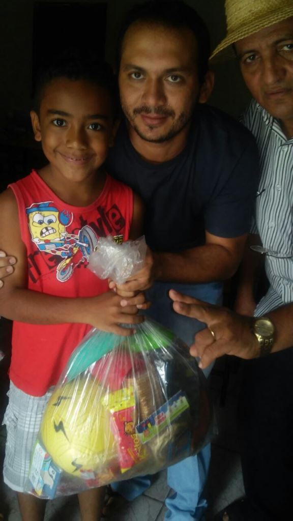 Prefeito Zé Resende entrega presente para crianças, nas escolas do município. - Imagem 11