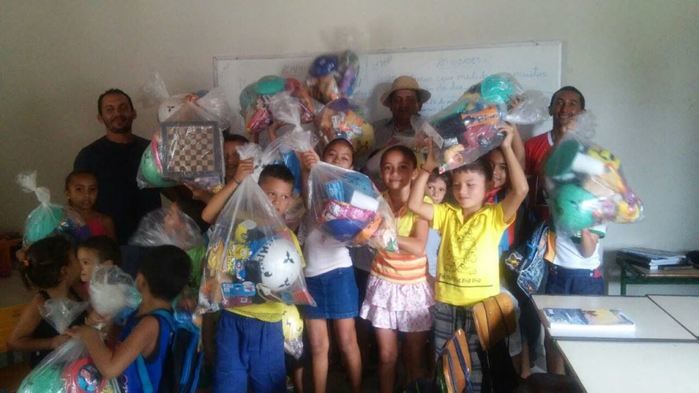 Prefeito Zé Resende entrega presente para crianças, nas escolas do município. - Imagem 19