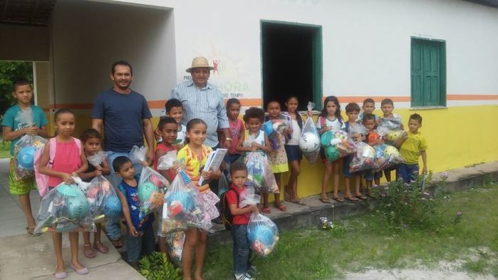 Prefeito Zé Resende entrega presente para crianças, nas escolas do município. - Imagem 12