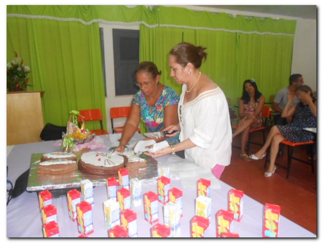 Secretária Municipal de Educação Maria Nilcimar se confraterniza com os funcionários - Imagem 19