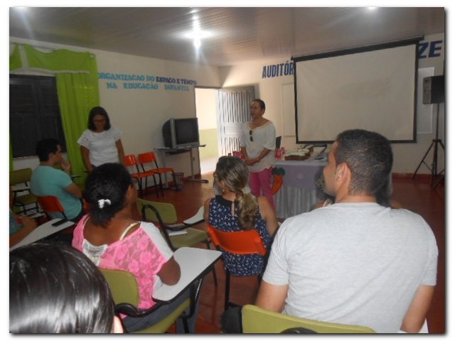 Secretária Municipal de Educação Maria Nilcimar se confraterniza com os funcionários - Imagem 8