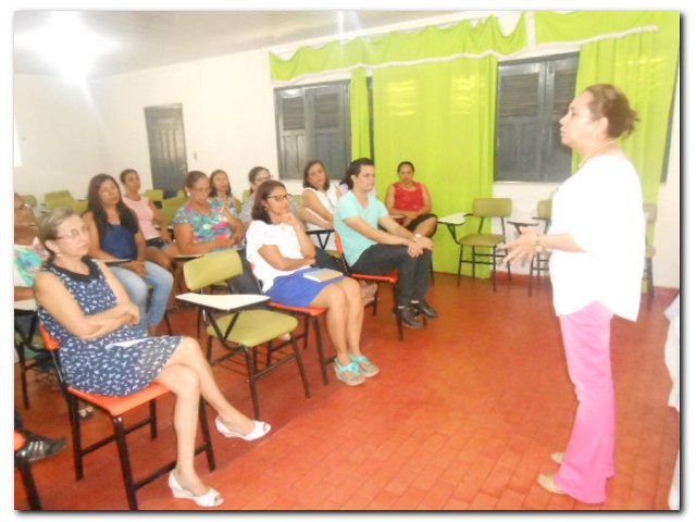 Secretária Municipal de Educação Maria Nilcimar se confraterniza com os funcionários - Imagem 4