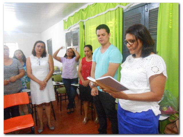 Secretária Municipal de Educação Maria Nilcimar se confraterniza com os funcionários - Imagem 9