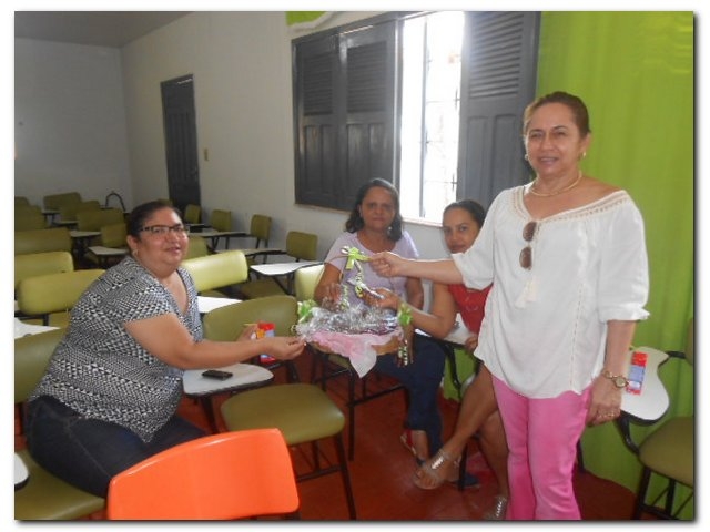 Secretária Municipal de Educação Maria Nilcimar se confraterniza com os funcionários - Imagem 22