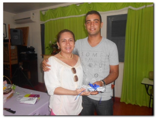 Secretária Municipal de Educação Maria Nilcimar se confraterniza com os funcionários - Imagem 17