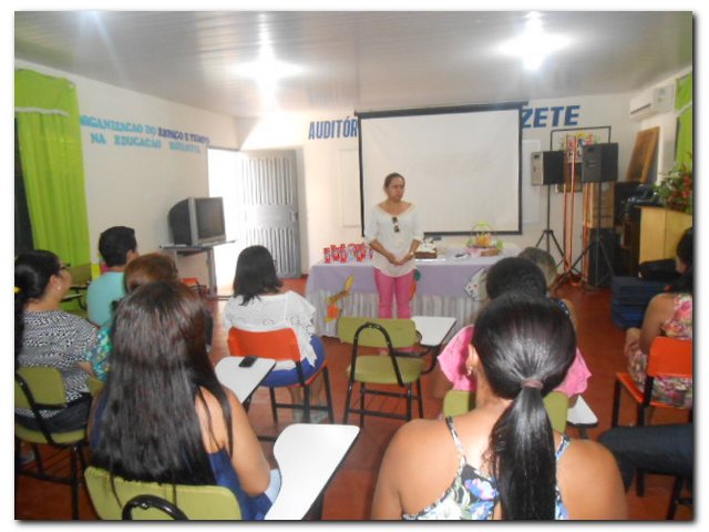 Secretária Municipal de Educação Maria Nilcimar se confraterniza com os funcionários - Imagem 7