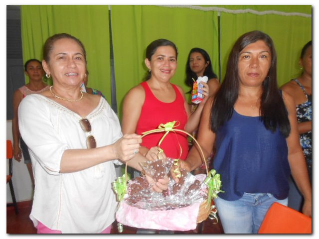 Secretária Municipal de Educação Maria Nilcimar se confraterniza com os funcionários - Imagem 23