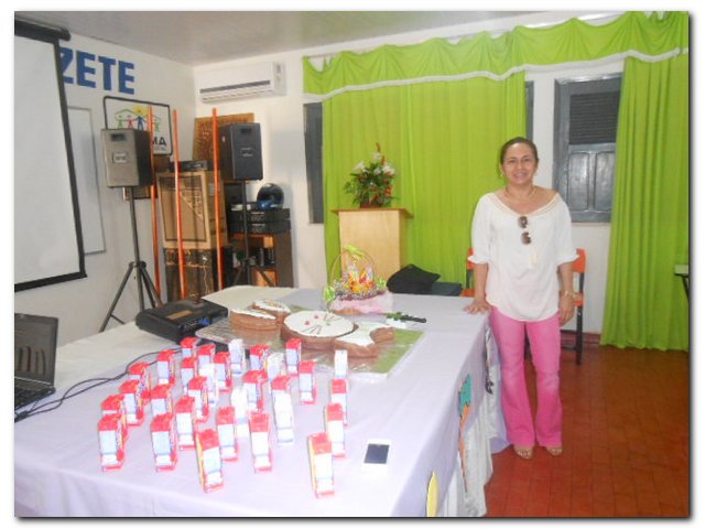 Secretária Municipal de Educação Maria Nilcimar se confraterniza com os funcionários - Imagem 2