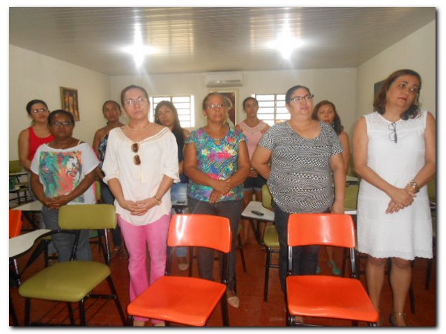 Secretária Municipal de Educação Maria Nilcimar se confraterniza com os funcionários - Imagem 13