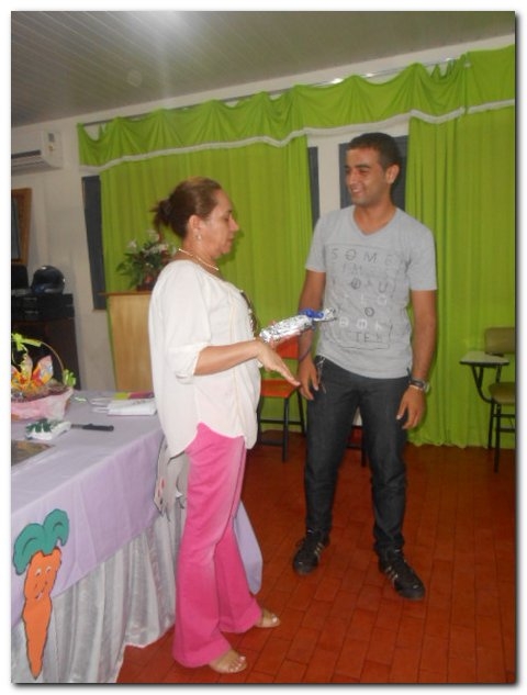 Secretária Municipal de Educação Maria Nilcimar se confraterniza com os funcionários - Imagem 16