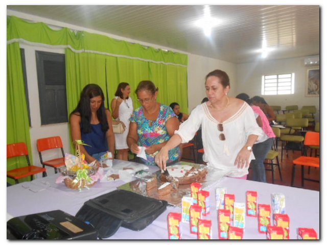 Secretária Municipal de Educação Maria Nilcimar se confraterniza com os funcionários - Imagem 20