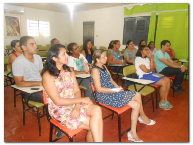 Secretária Municipal de Educação Maria Nilcimar se confraterniza com os funcionários - Imagem 6