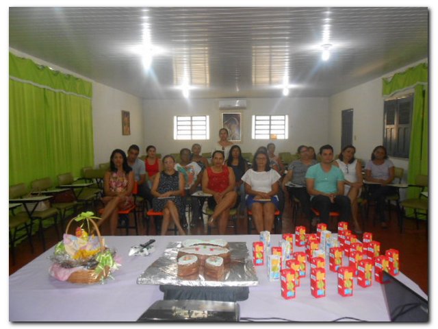 Secretária Municipal de Educação Maria Nilcimar se confraterniza com os funcionários - Imagem 1