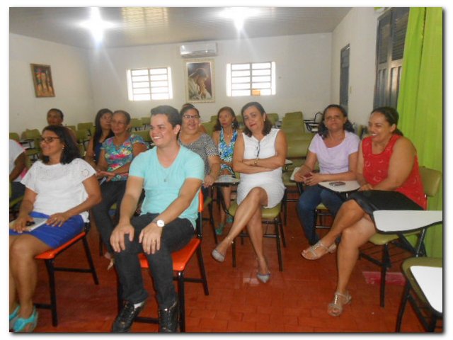 Secretária Municipal de Educação Maria Nilcimar se confraterniza com os funcionários - Imagem 5