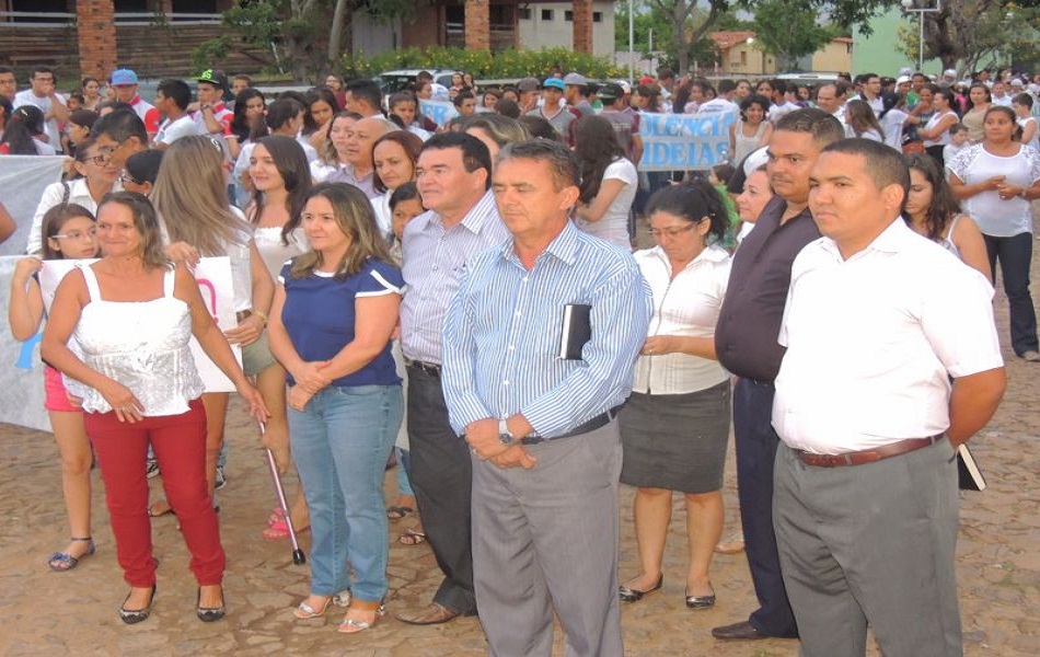Debaixo de chuva, Caminhada pela Paz reuniu centenas de pessoas