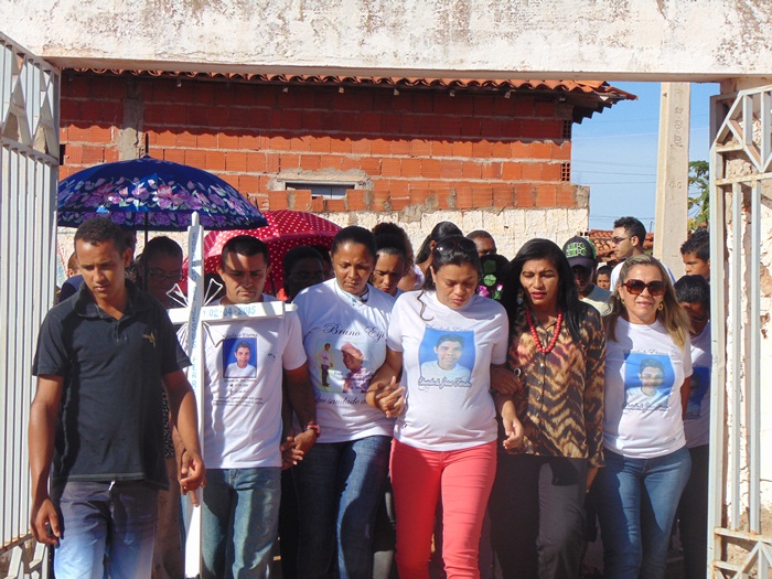 Missa de sétimo dia de Eduardo de Jesus, menino morto no Alemão, é marcada por lamentações - Imagem 2