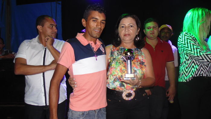 Prefeito e autoridades fazem entrega de prêmios  a vencedores de competições - Imagem 12