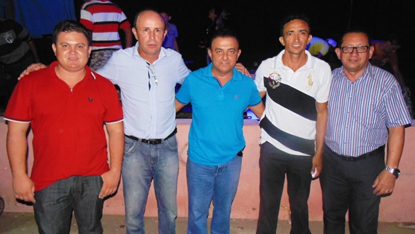 Prefeito e autoridades fazem entrega de prêmios  a vencedores de competições - Imagem 41