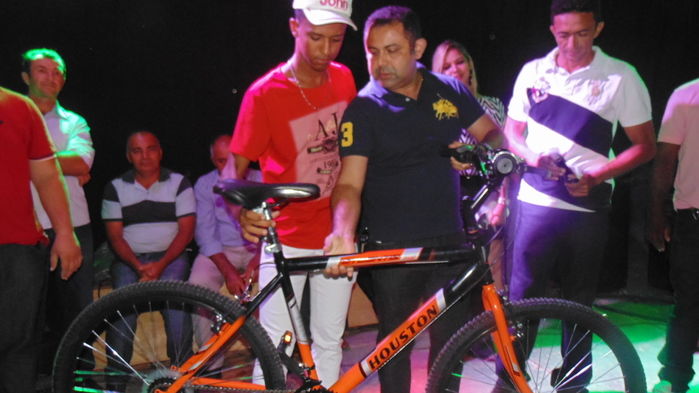 Prefeito e autoridades fazem entrega de prêmios  a vencedores de competições - Imagem 25