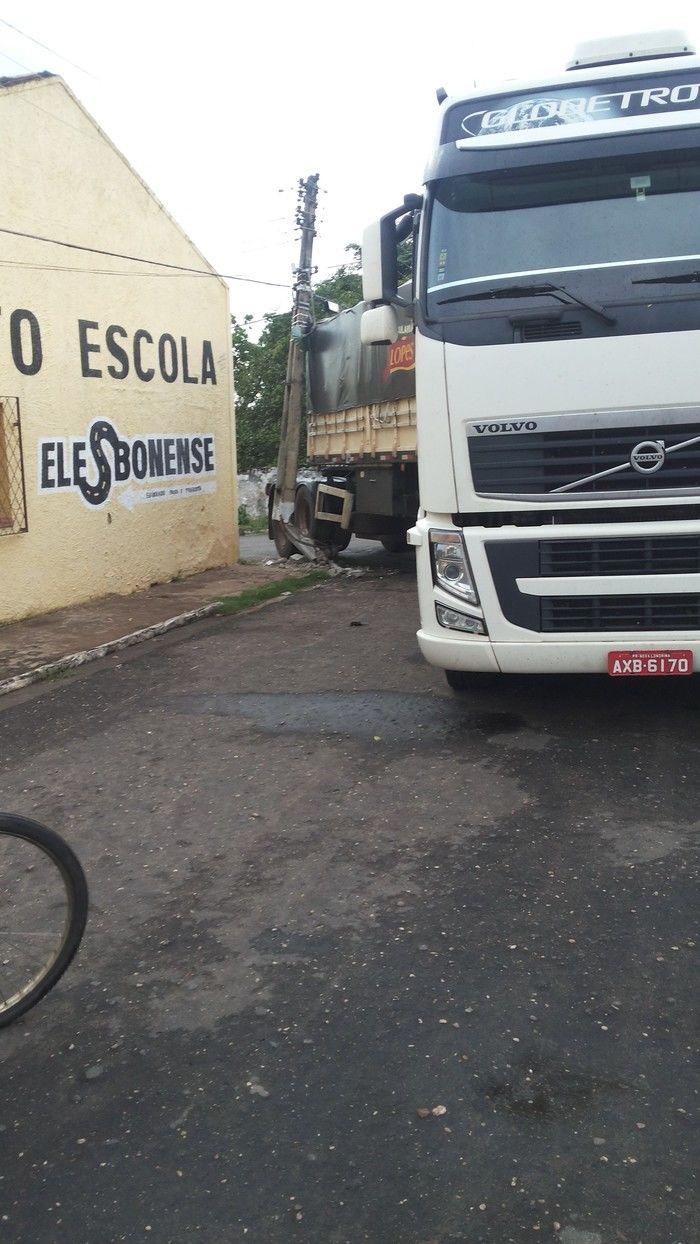 Caminhão bate em poste e deixa ruas e casas sem energia elétrica   - Imagem 2
