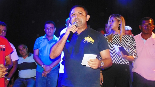 Prefeito e autoridades fazem entrega de prêmios  a vencedores de competições - Imagem 37