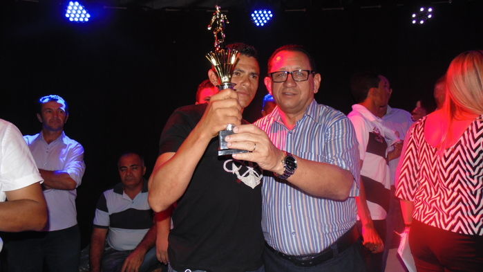 Prefeito e autoridades fazem entrega de prêmios  a vencedores de competições - Imagem 11