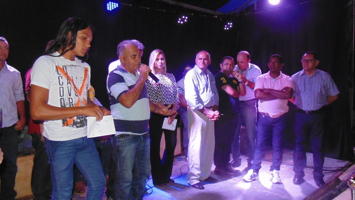 Prefeito e autoridades fazem entrega de prêmios  a vencedores de competições - Imagem 9