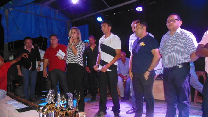 Prefeito e autoridades fazem entrega de prêmios  a vencedores de competições - Imagem 4