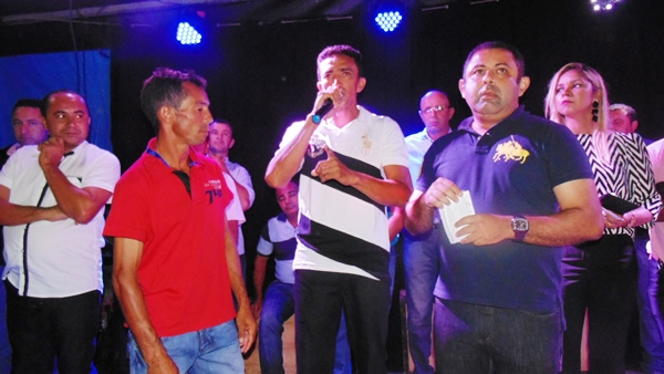 Prefeito e autoridades fazem entrega de prêmios  a vencedores de competições - Imagem 36