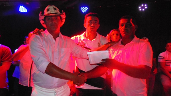 Prefeito e autoridades fazem entrega de prêmios  a vencedores de competições - Imagem 30