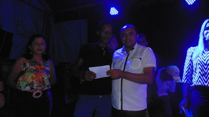 Prefeito e autoridades fazem entrega de prêmios  a vencedores de competições - Imagem 5