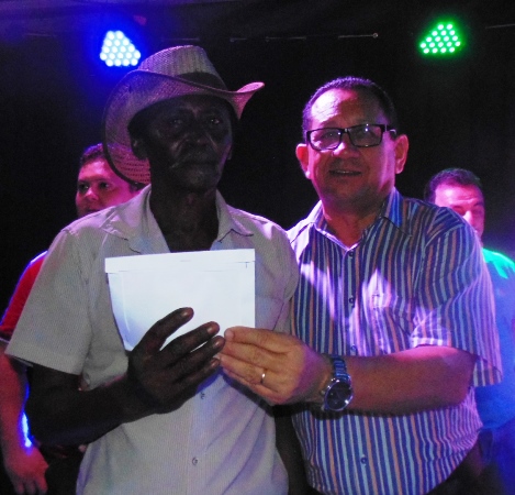 Prefeito e autoridades fazem entrega de prêmios  a vencedores de competições - Imagem 29