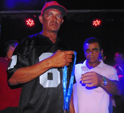 Prefeito e autoridades fazem entrega de prêmios  a vencedores de competições - Imagem 32